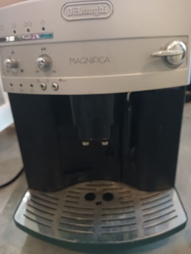 Cafetera automática Delongui Magnífica