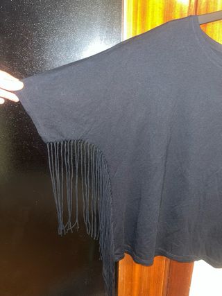 Camiseta flecos de Bershka
