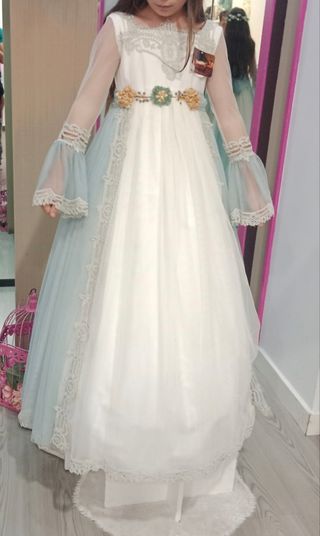 Vestidos de comunión precioso puestos un rato