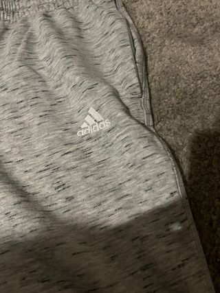 Pantalon adidas gris