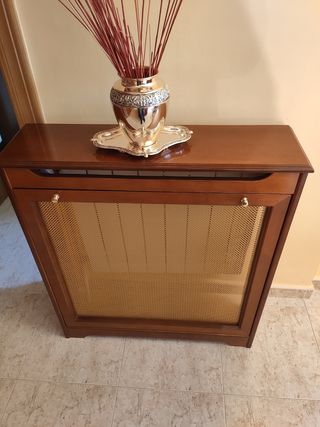 Jarrón de metal con plato