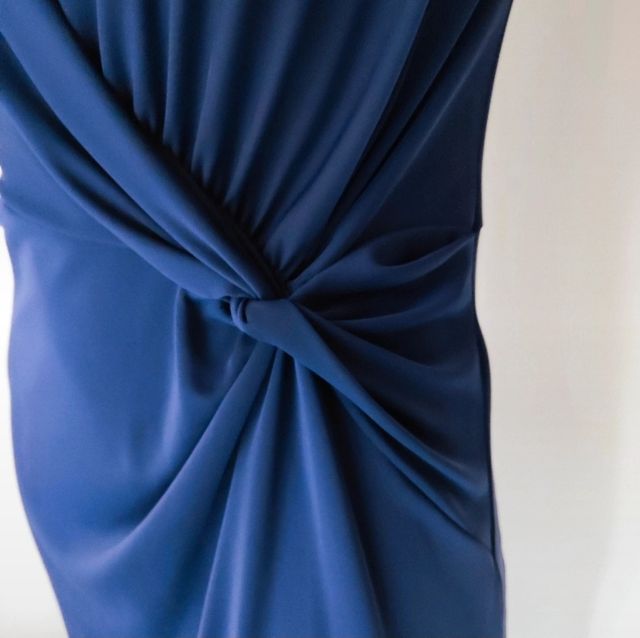 Abito elegante blu con nodo in vita