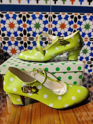 Tacones de flamenca verde lunares blanco