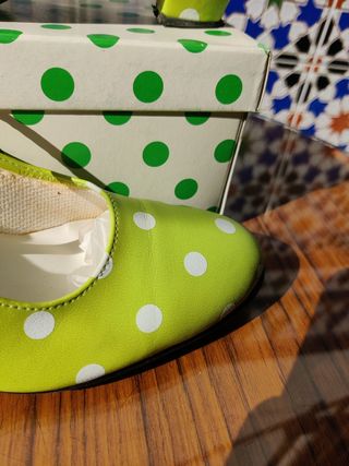 Tacones de flamenca verde lunares blanco