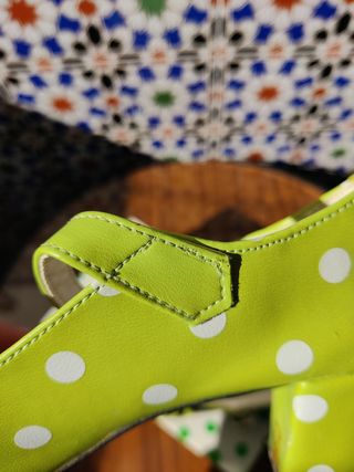 Tacones de flamenca verde lunares blanco