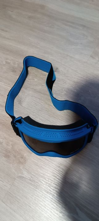 Casco esquí niño, gafas y manoplas.