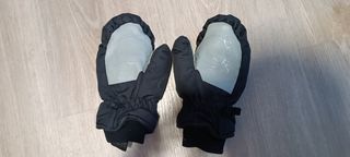 Casco esquí niño, gafas y manoplas.