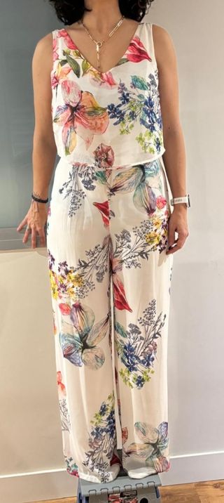 Mono de fiesta floral