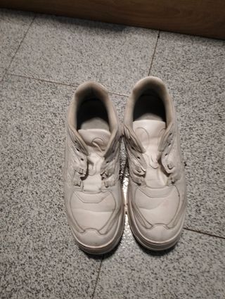 Se vende zapatillas de mujer color bl
