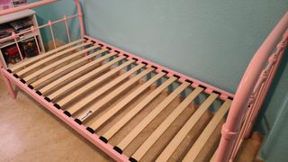 Cama de forja de 90cm, color rosa infantil-juvenil