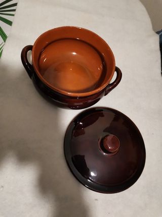 Casseruola in terracotta con coperchio