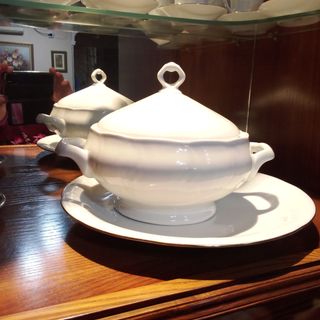 Sopera de cerámica blanca