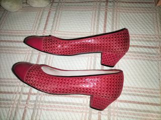 Manoletinas con tacón. Piel. Rojo.