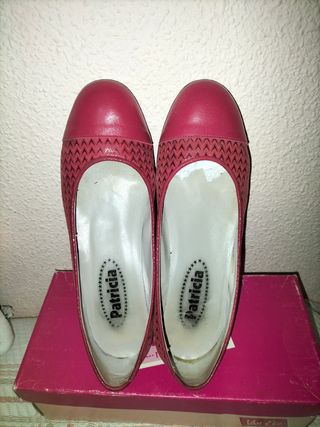 Manoletinas con tacón. Piel. Rojo.