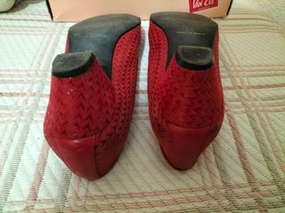 Manoletinas con tacón. Piel. Rojo.