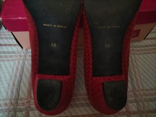 Manoletinas con tacón. Piel. Rojo.