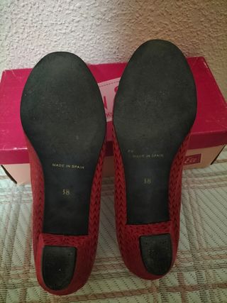 Manoletinas con tacón. Piel. Rojo.