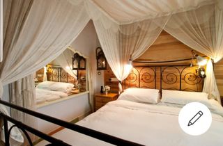 Cama con dosel desmontable. 