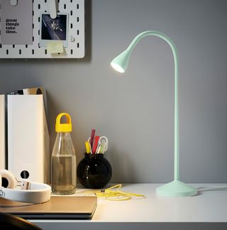 Lámpara de mesa flexible de IKEA