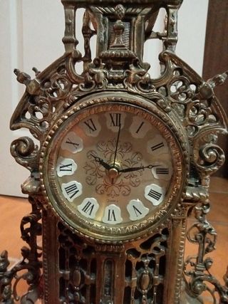 Reloj y dos candelabros de bronce