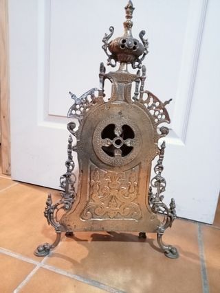 Reloj y dos candelabros de bronce