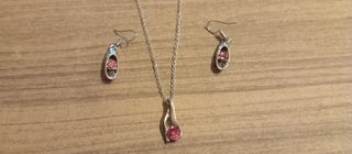 Colgante con cadena y pendientes plateado y rosa