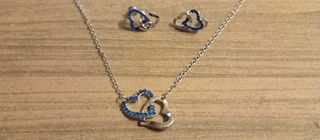 Collar corazón con pendientes plateados y azul