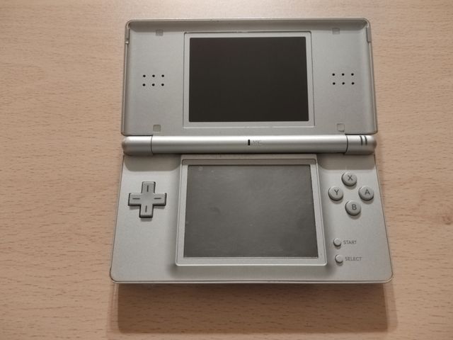 🥈 Nintendo DS Lite con cargador color plateado