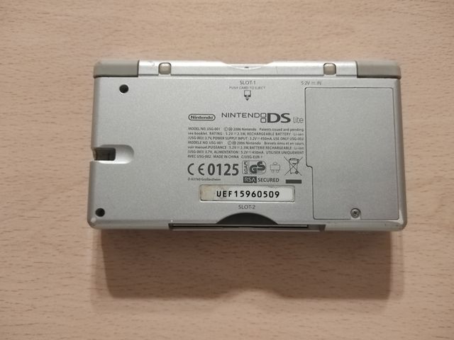 🥈 Nintendo DS Lite con cargador color plateado