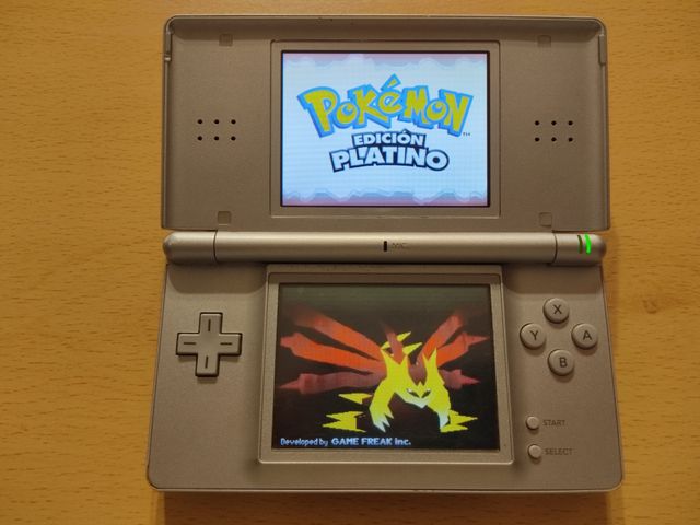 🥈 Nintendo DS Lite con cargador color plateado