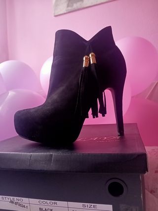Botines un solo uso guardados en caja