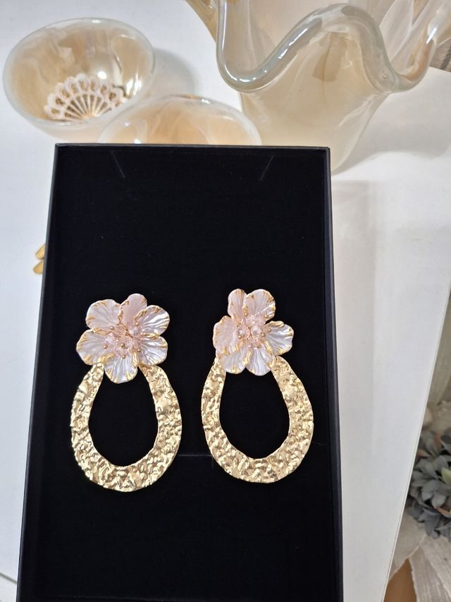 Pendiente Flor nacar rosa