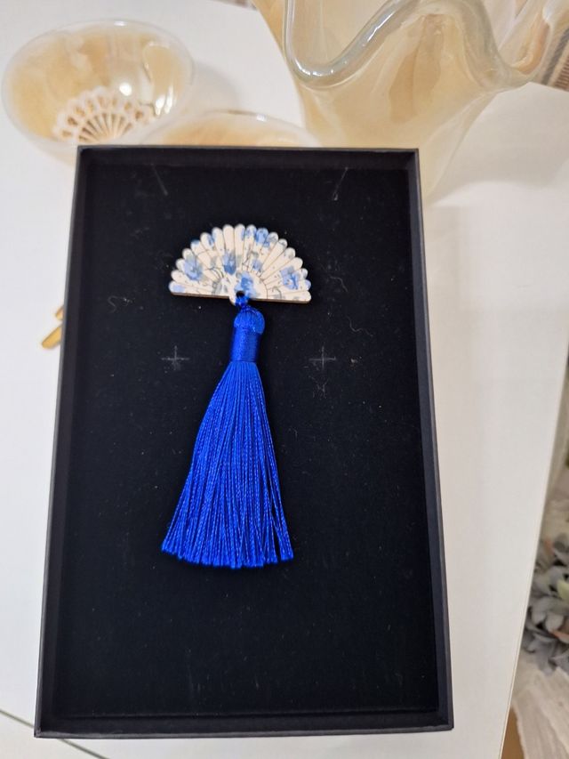 Broche abanico borlon azul