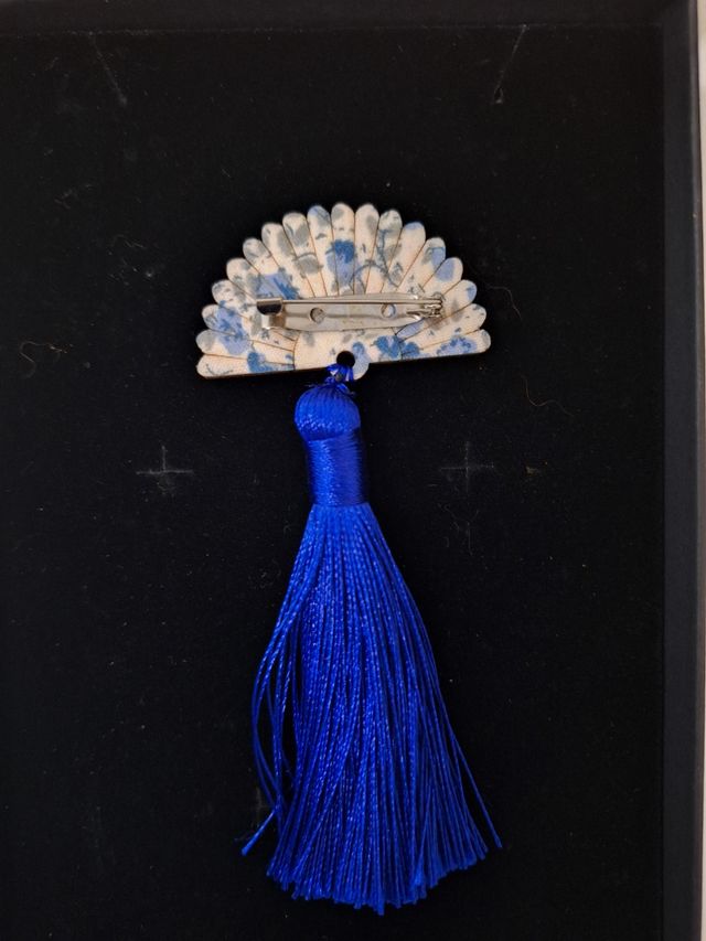 Broche abanico borlon azul