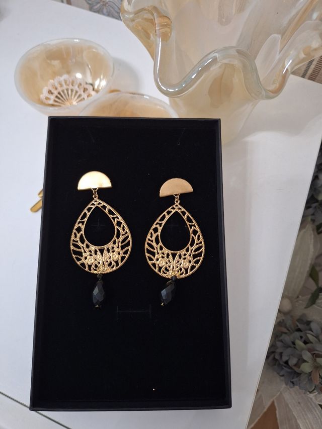 Pendientes dorados con lagrima negra