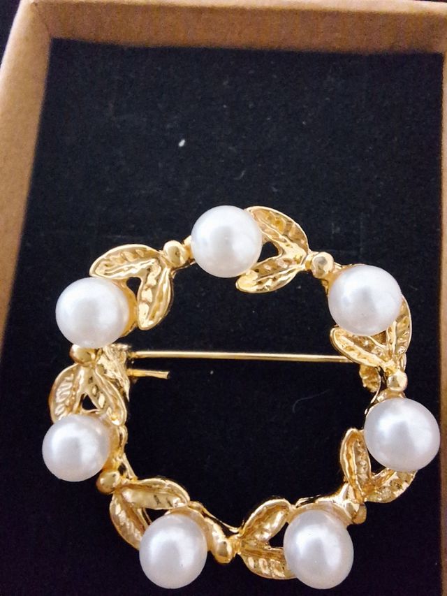 Broche flamenca con perlas