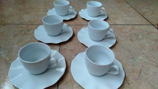 Set de 6 tazas con platos blancos de cerámica