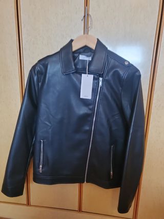 Cazadora negra símil piel sin estrenar