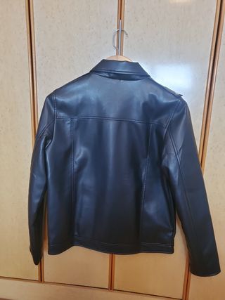 Cazadora negra símil piel sin estrenar