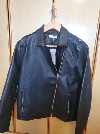 Cazadora negra símil piel sin estrenar