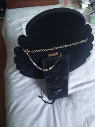 Expositor en terciopelo negro.