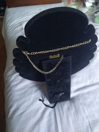 Expositor en terciopelo negro.