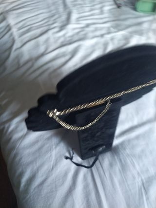 Expositor en terciopelo negro.