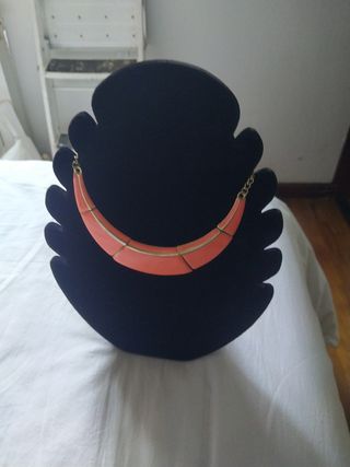 Expositor en terciopelo negro.