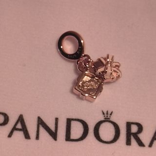 Charm regalo rose con lazo rosa 
