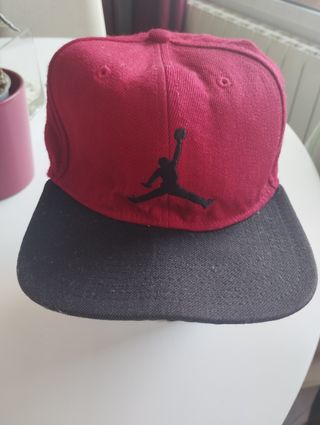 Gorra Nike Jordan roja de lana