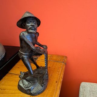 Vecchia scultura in legno balinese