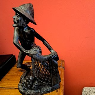 Vecchia scultura in legno balinese