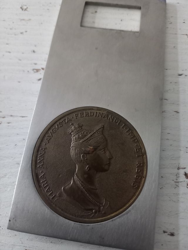 Antico apribottiglie con medaglia d'epoca