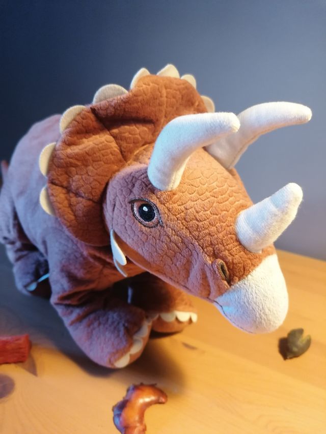 Ikea. JÄTTELIK. Dinosaurio Triceratop. 46 cm.